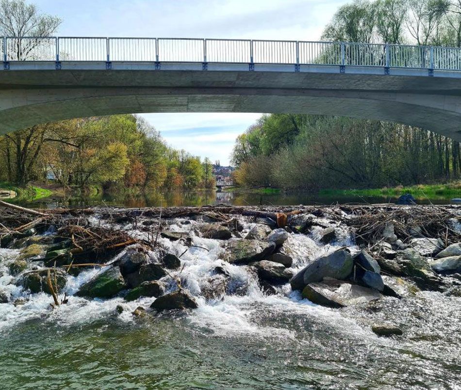 Eine Brücke über einen fließenden Fluss